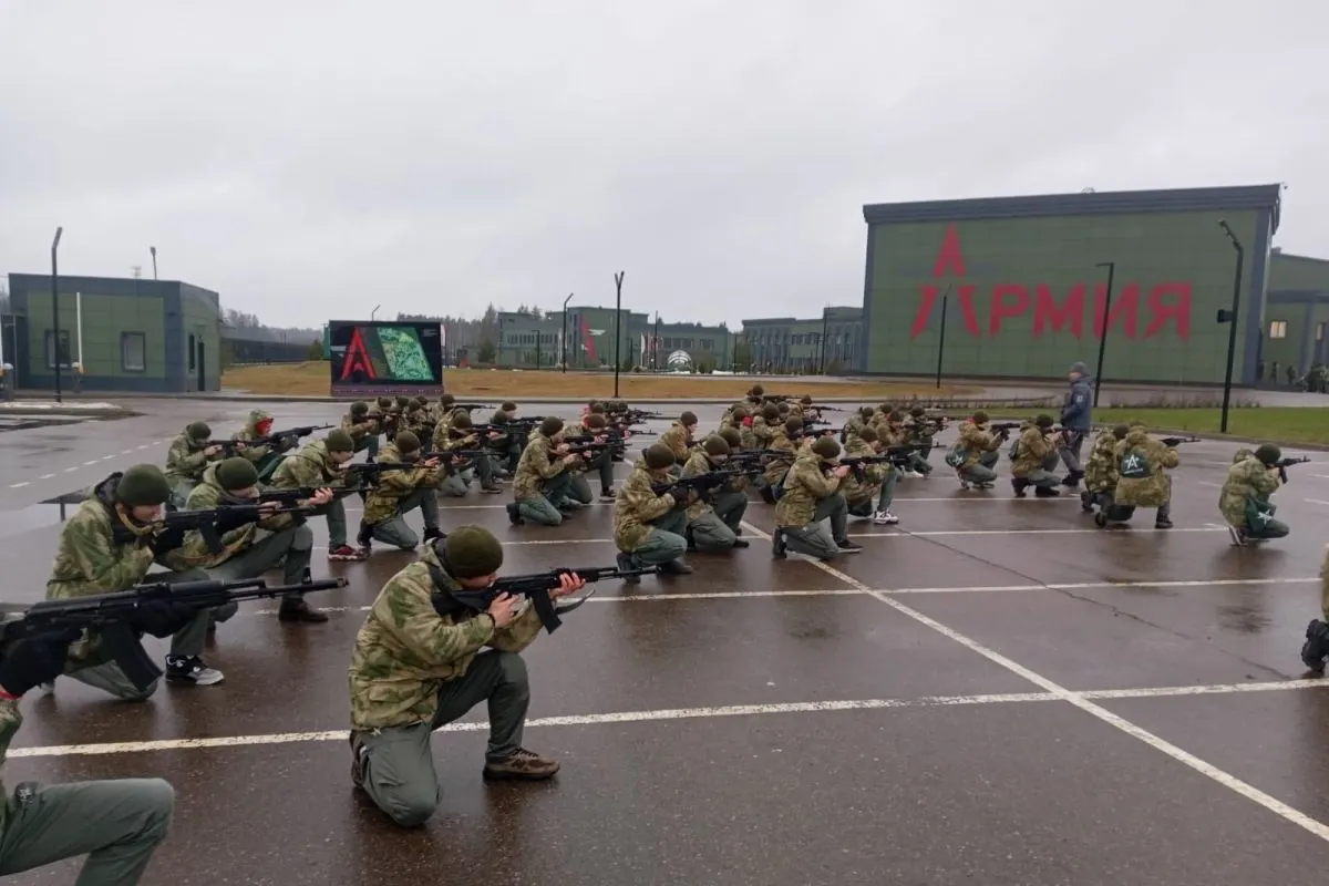 За последние пять лет бюджеты направили как минимум 50 млрд ₽ на лагеря «Авангард» и сеть «Воин», где школьники проходят обязательные военные сборы и интенсивное патриотическое обучение.