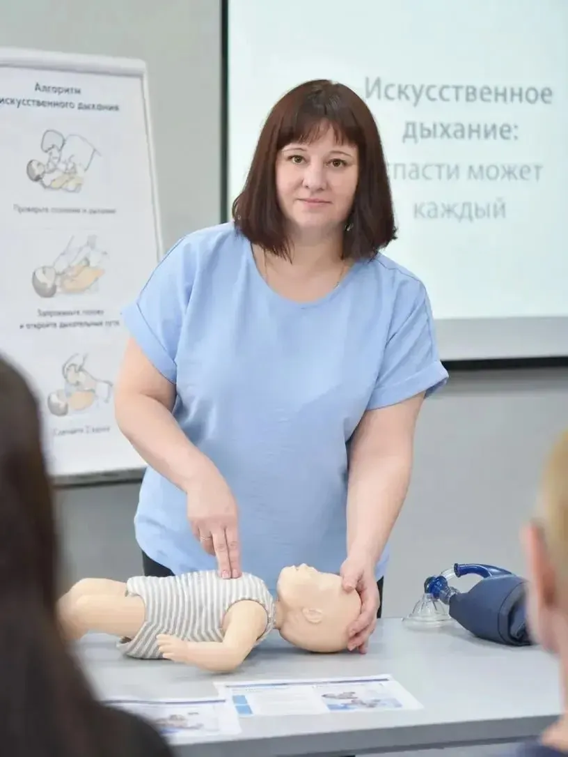 Медицинская сестра городской больницы №5 немедленно провела сердечно‑лёгочную реанимацию ученицы, в дыхательные пути которой попал колпачок от ручки; ребёнок доставлен в больницу и успешно освобождён от инородного тела.