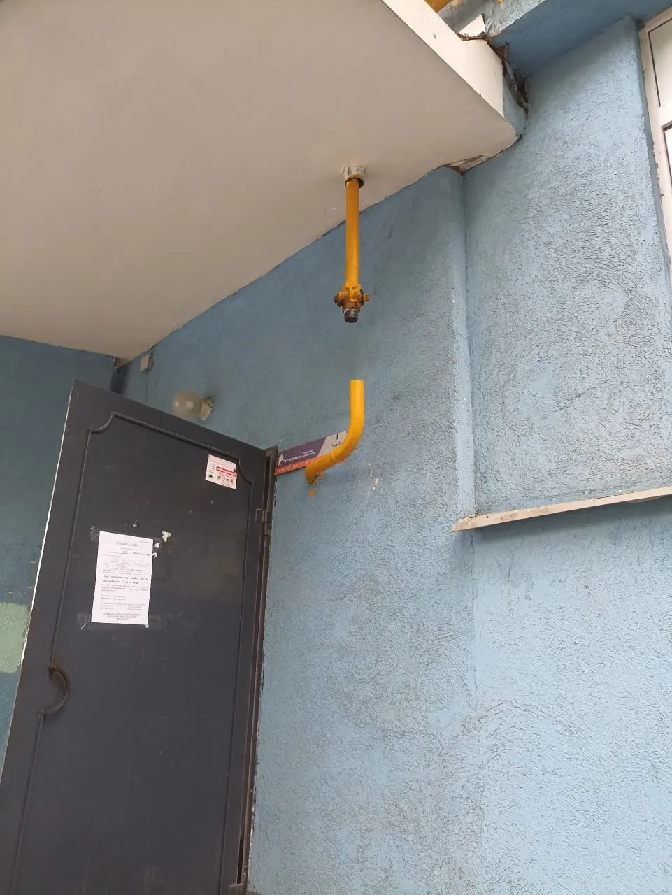В многоквартирном доме по адресу ул. Ново-Вокзальная, д. 203 после проверки обслуживающая организация перекрыла газовую трубу — без газа остался весь дом, отключена и горячая вода. Жильцы требуют разъяснений и сроков восстановления.