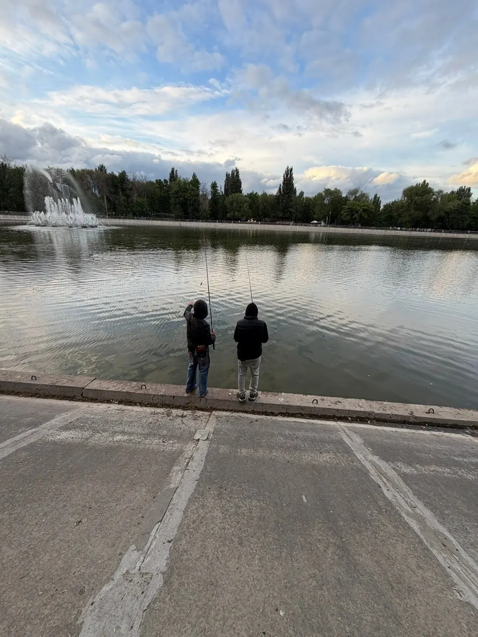 В парке Металлургов подростки днём ловят рыбу; одни называют это браконьерством, другие считают привычной городской традицией.