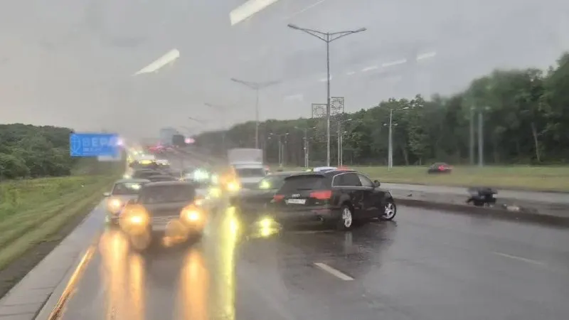 На пересечении с улицей Алма‑Атинской в сторону выезда из города заняты левый и средний ряды — пробка тянется от района «Самолёта». Подробности уточняются.