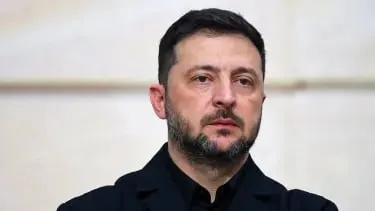 Президент Украины заявил, что российские силы продолжают активные боевые действия несмотря на объявленные перемирия; Киев пока воздерживается от дальнобойных ответных ударов, но пообещал зеркальную реакцию в случае эскалации.