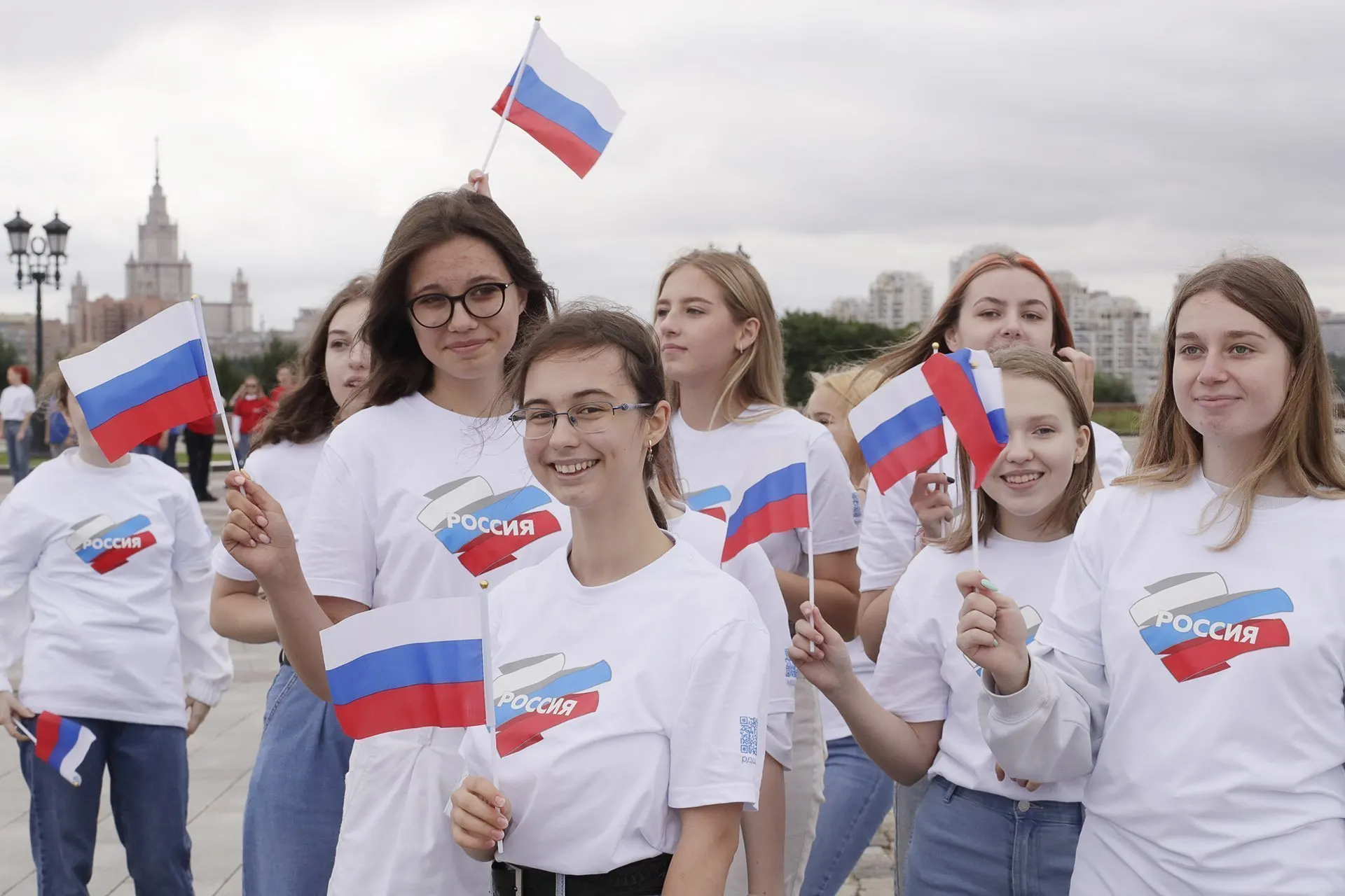 Власти значительно увеличивают расходы на патриотические проекты для молодёжи и вводят сложную систему статистических показателей — эксперты сомневаются в корректности методов оценки их эффективности.