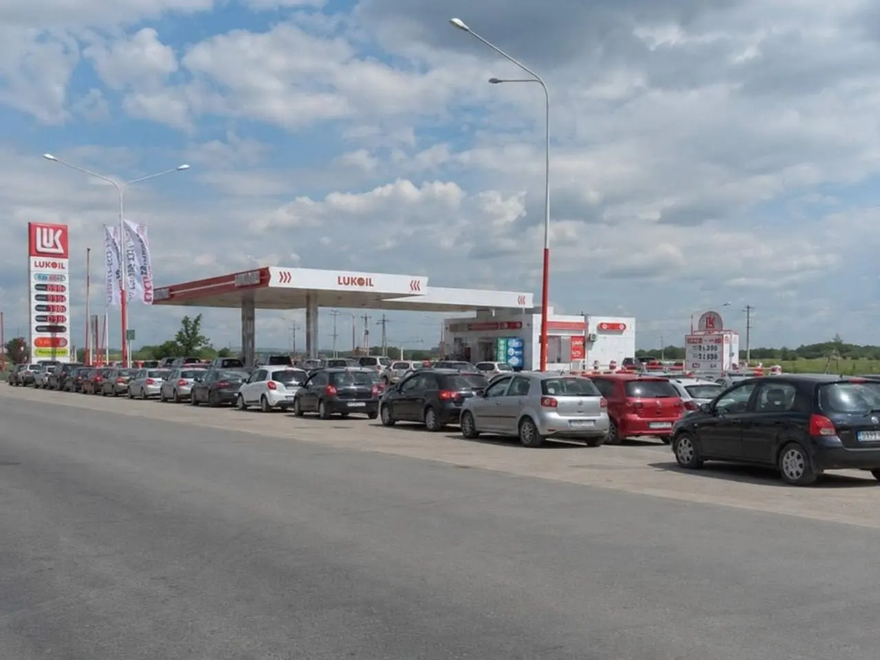 Жители Самары жалуются на длинные очереди на АЗС: на одной станции ожидание заняло два часа, водитель заправился всего на 17 литров, в Николаевке ситуация ещё хуже.