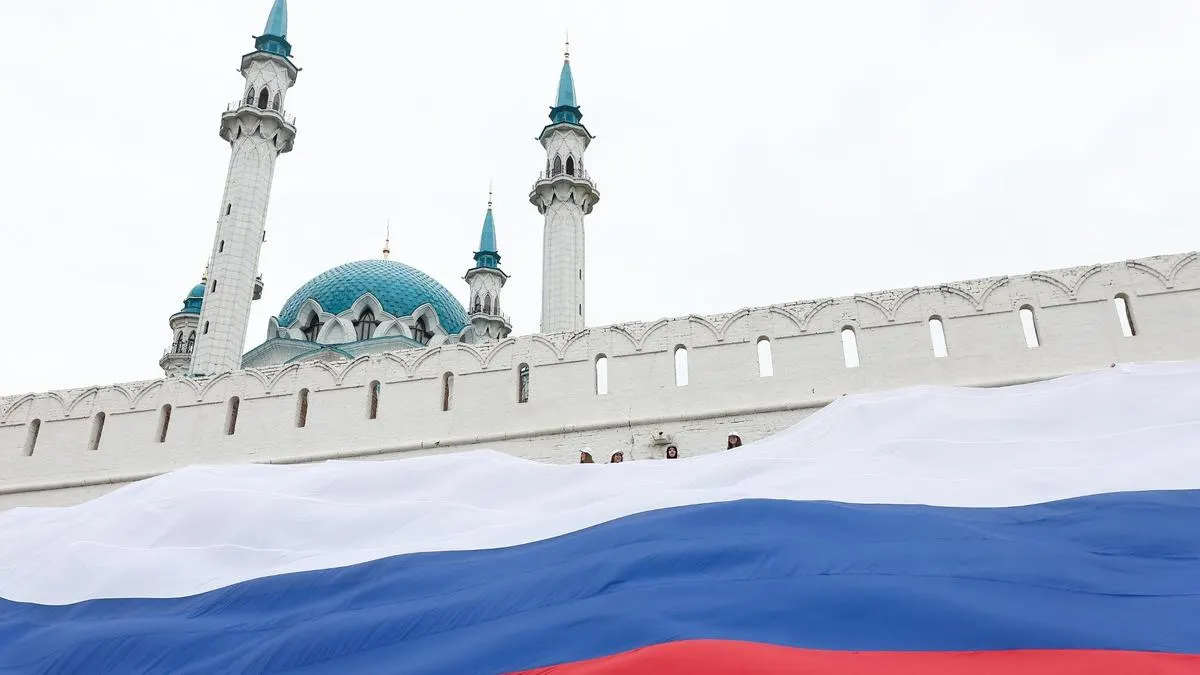Инициатива от Госсовета Татарстана предлагает расширить КоАП новыми составами «против интересов РФ», ввести практику ареста российского имущества у релокантов; второе чтение запланировано на 26 мая.