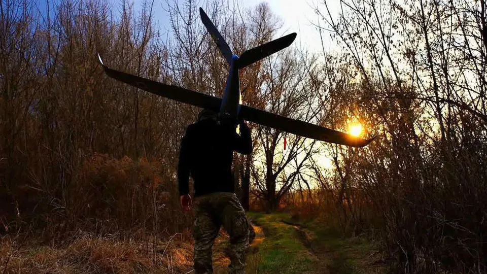 Увеличение производства и совершенствование беспилотников позволили Украине существенно повысить число уничтоженных российских систем ПВО и радаров. Пробои в обороне угрожают снабжению войск и безопасности энергетической и военной инфраструктуры — вплоть до остановки НПЗ в Перми.