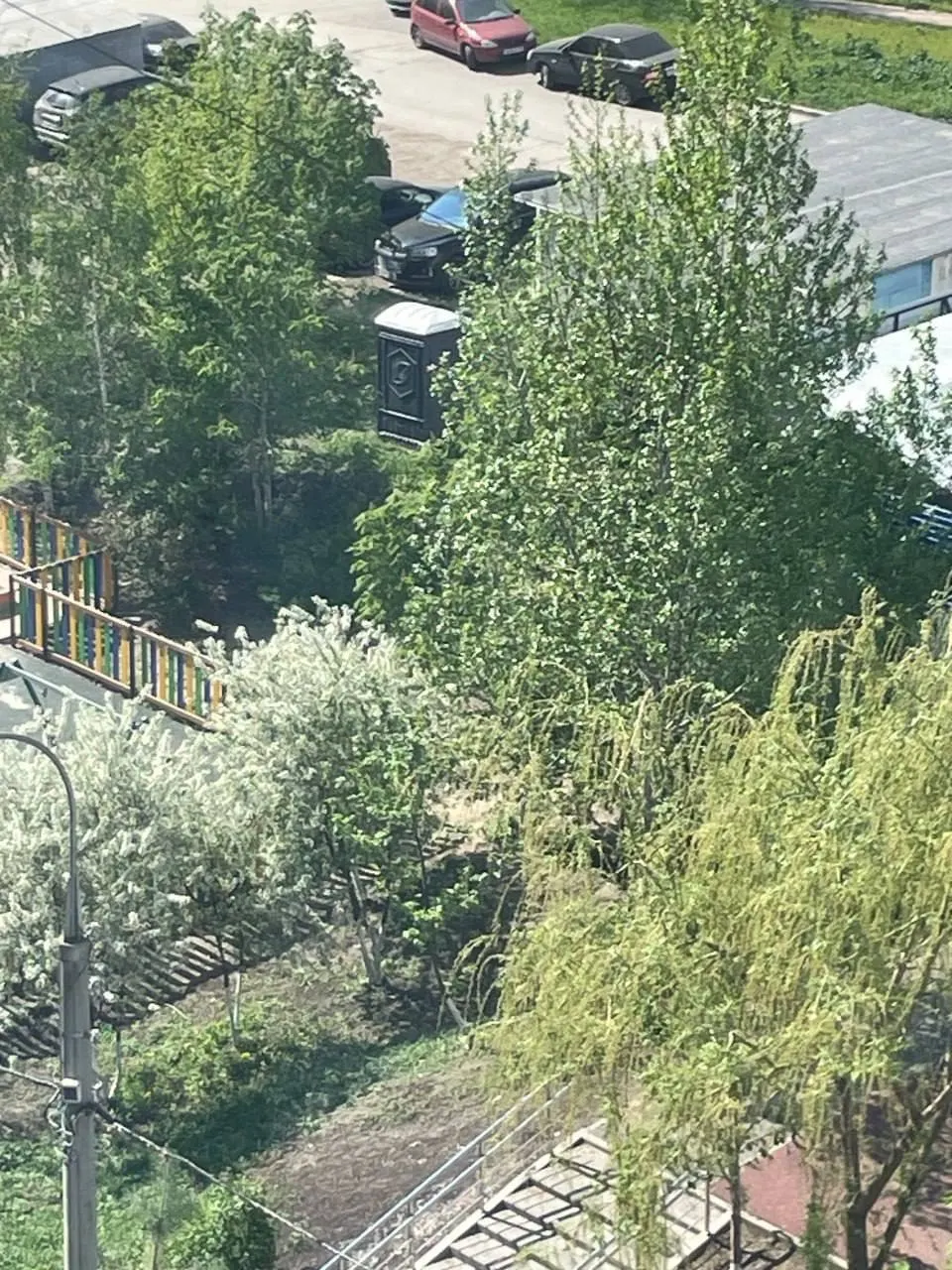 У дома №46 на улице Тухачевского установили мобильный туалет в пяти метрах от игровой зоны. Жильцы неделю просят коммунальщиков перенести его из‑за сильного запаха и неприличного поведения рабочих на виду у детей.
