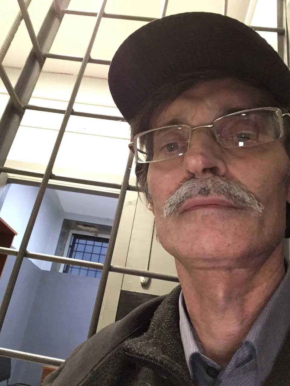 Суд оштрафовал руководителя фракции «Яблоко» в Петрозаводском горсовете Дмитрия Рыбакова по статье о демонстрации экстремистской символики — решение может помешать ему участвовать в осенних выборах.
