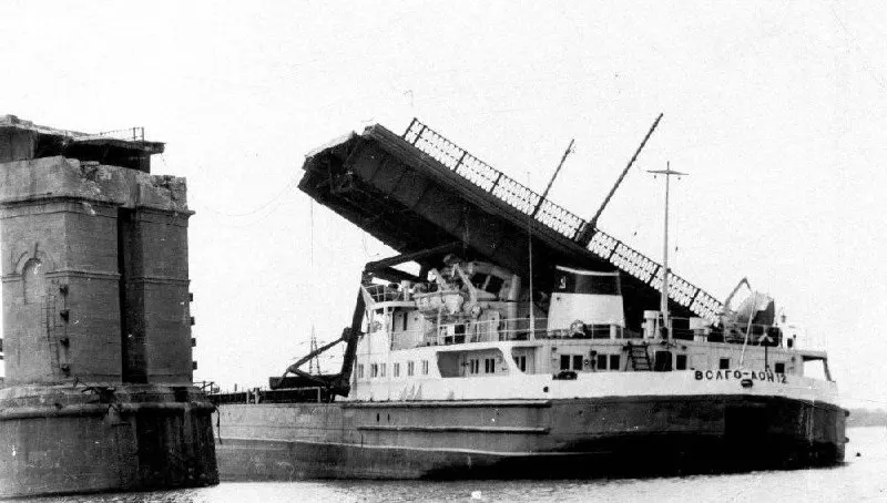 Во время паводка 15 мая 1971 года плита автодорожного моста через реку Самару обрушилась на теплоход «Волго‑Дон‑12». В результате инцидента погибла жена судового электрика, капитан получил ранения; мост восстановили через год.