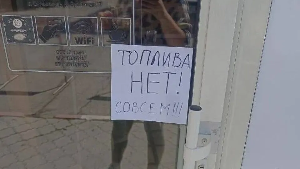 С 31 мая в Крыму вводят талонную систему на бензин АИ‑95 и ограничивают продажу АИ‑92 до 20 литров на одно транспортное средство. Меры связаны с перебоями в поставках топлива; власти обещают нормализовать ситуацию в течение 30 дней.