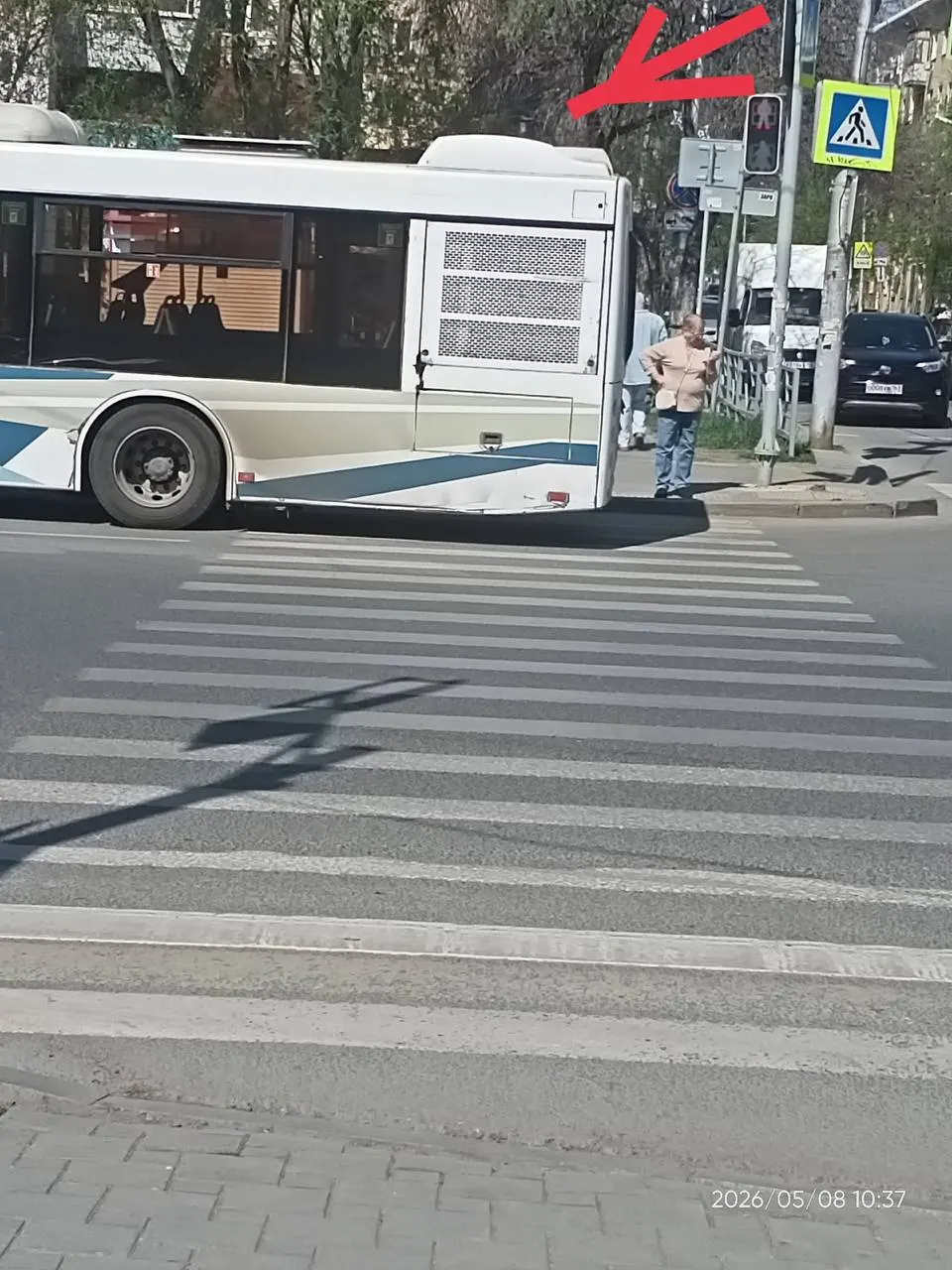 На улице Агибалова автобусы останавливаются прямо на «зебре» с работающими двигателями. Жители просят установить запрещающий знак, хотя остановка на переходе уже запрещена.
