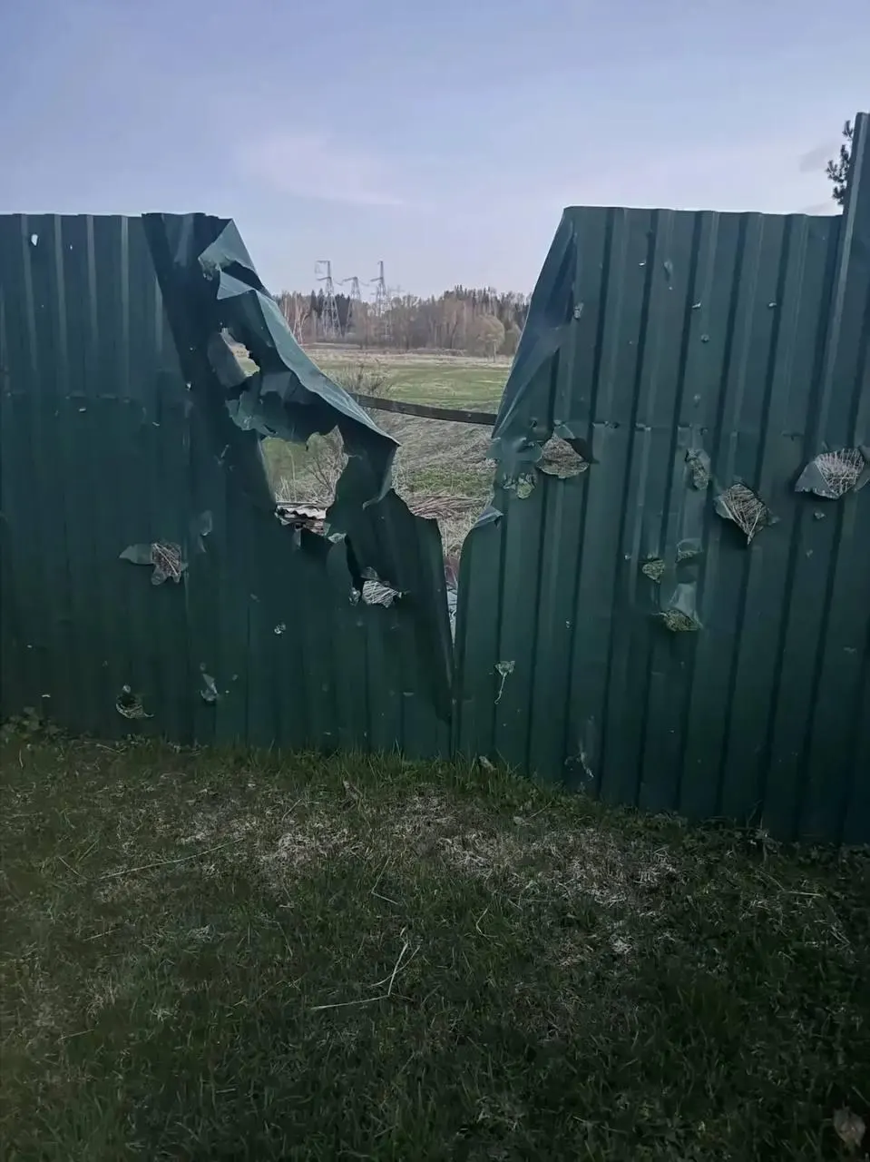 В нескольких регионах России зафиксированы атаки беспилотников: в Подмосковье есть погибший, в Ленобласти и по другим районам сообщают о десятках сбитых дронов; Минобороны заявило о более 330 поражённых БПЛА.