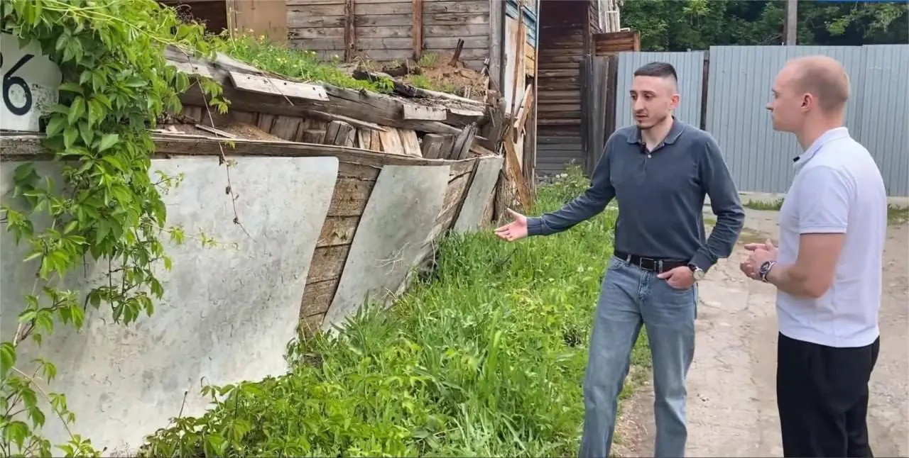 Пара стояла в очереди шесть лет, родила ребёнка и получила отказ — из‑за формальной 1/8 доли в доме, который сгорел десять лет назад. Через суд семья добилась сертификата почти на миллион рублей и погасила часть ипотеки.