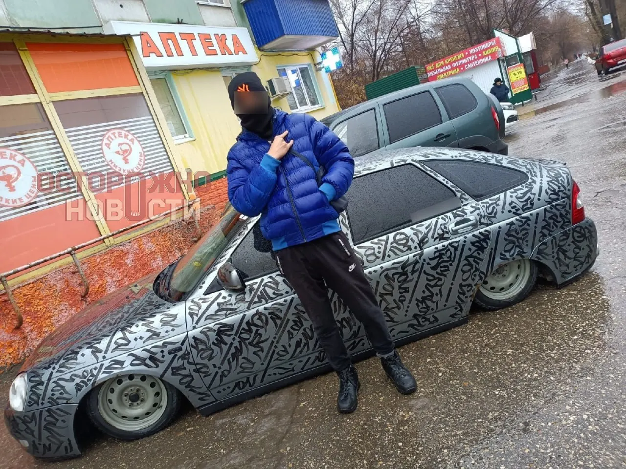 В посёлке Металлистов в Сызрани при ночной атаке беспилотника сгорели два дома. В одном из них погибли 38-летняя женщина и её 20-летний сын, есть пострадавшие; власти отменили массовые мероприятия.