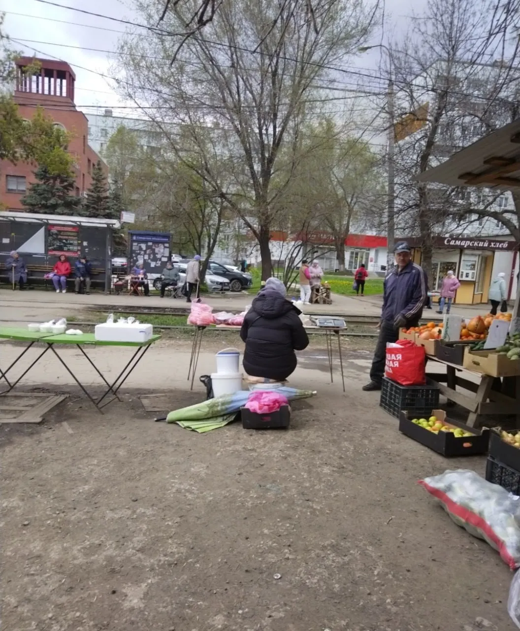 У дома по адресу Советская, 7 неизвестные организовали неофициальные торговые точки, которые перегородили тропу к трамвайной остановке, оставляют мусор и продают продукты без охлаждения. Жители жалуются на бездействие ответственных служб.