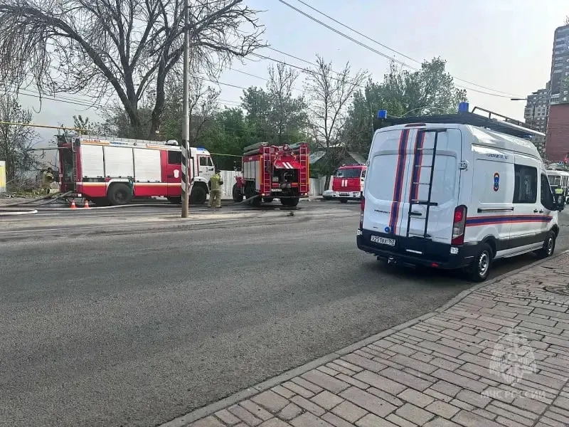 На улице Арцыбушевской в Самаре загорелся расселённый дом с надворными постройками. К 7:45 пожар локализовали на площади около 400 кв. м, работы по тушению продолжаются.