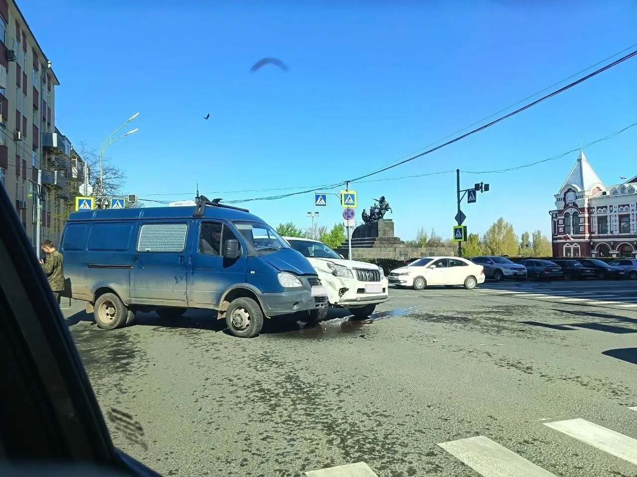 На перекрёстке Фрунзе и Шостаковича в Самаре столкнулись автомобили; по словам очевидцев, пострадавших нет, но образовались повреждения и небольшая пробка.