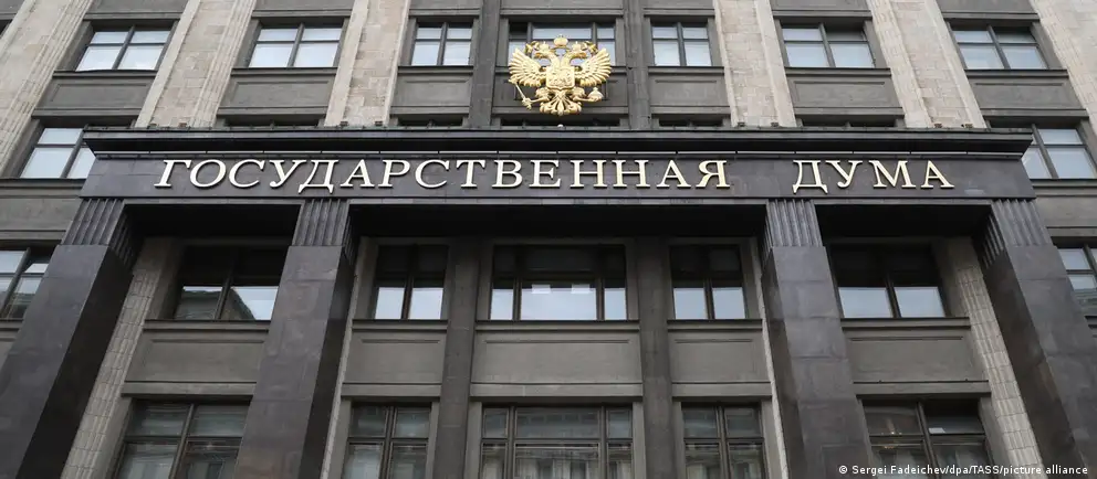 Парламент единогласно принял поправки, позволяющие судам накладывать арест на активы граждан, покинувших страну, для обеспечения уплаты штрафов по ряду административных статей. Новые правила начнут действовать с 1 сентября.