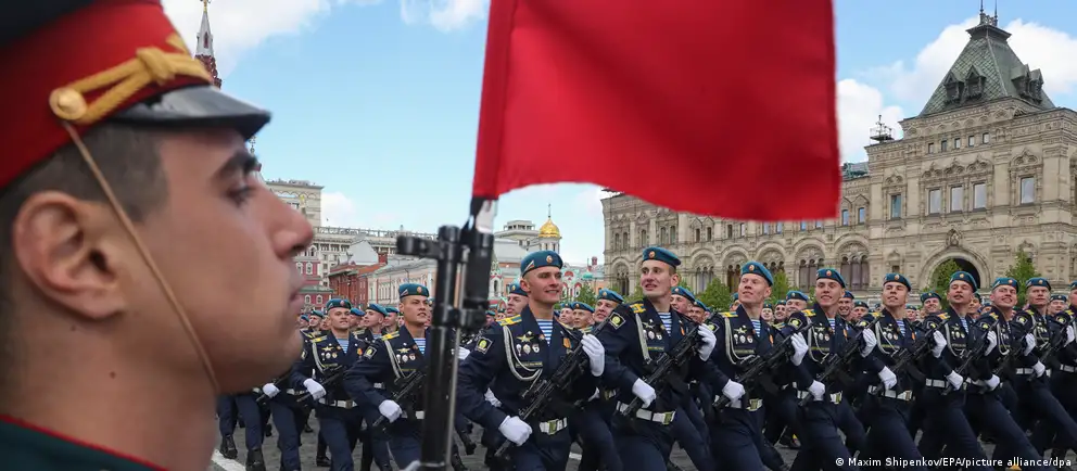 Власти сократили формат парадов 9 мая — в Москве не будет военной техники, а в ряде регионов мероприятия отменили. Эксперты объясняют причины и оценивают возможные политические последствия перед выборами.