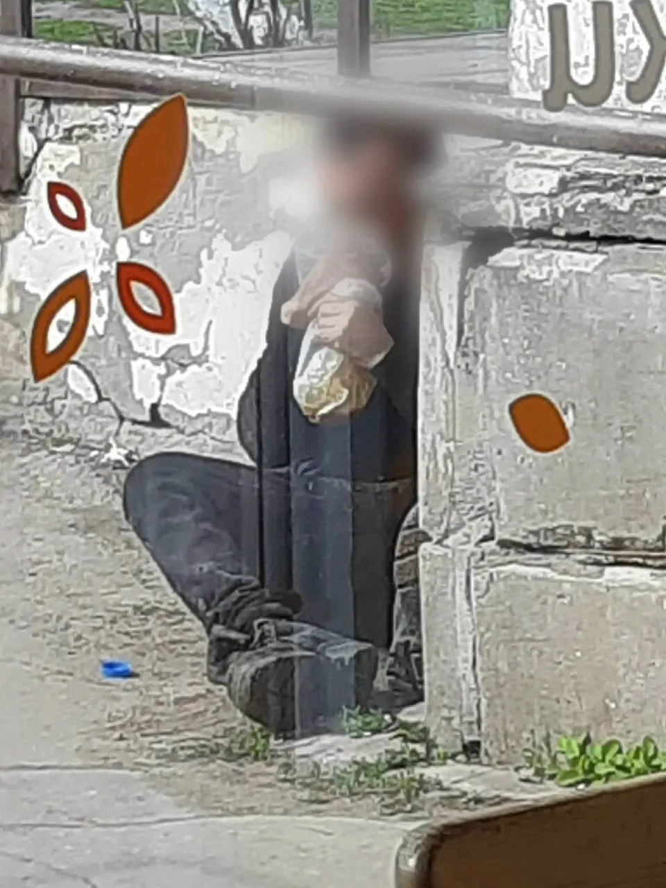 Местные сообщают, что у входа в магазин возле «Пятёрочки» постоянно находится мужчина с признаками интоксикации: от него исходит сильный запах, он оставляет лужи и иногда ведёт себя агрессивно. Горожане просят вмешаться соцслужбы.