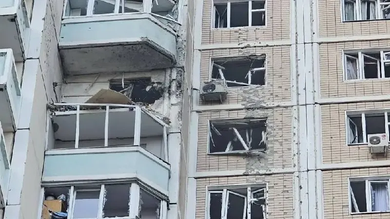 Ночные и утренние налёты беспилотников привели к человеческим жертвам и повреждениям инфраструктуры в столице и Подмосковье; Минобороны заявило об уничтожении 556 БПЛА над разными регионами страны.