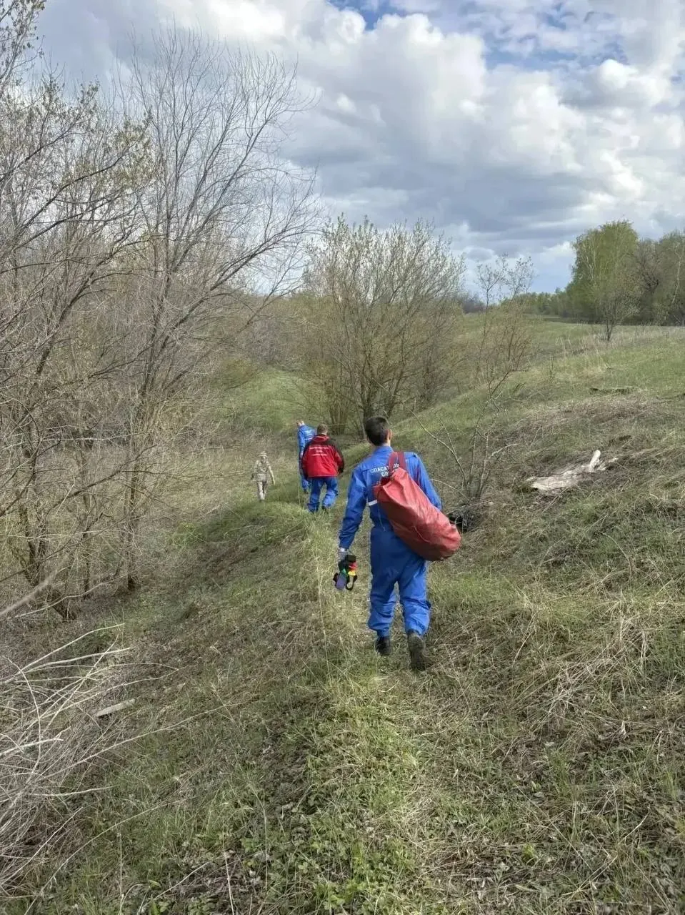 Мужчина потерял сознание в природном памятнике — спасатели вынесли его на спинальном щите и передали медикам.