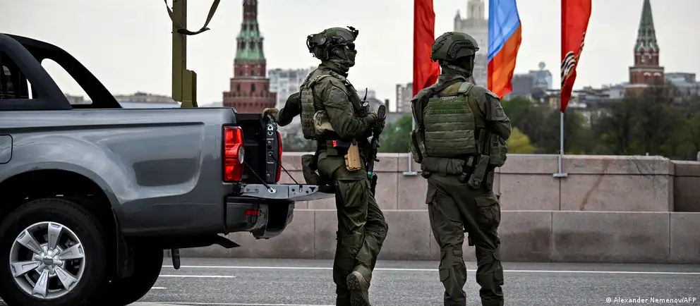 Власти отозвали ранее выданные приглашения зарубежным корреспондентам. Парад пройдет в сокращённом формате без военной техники; в ряде регионов публичные мероприятия отменены из‑за соображений безопасности.