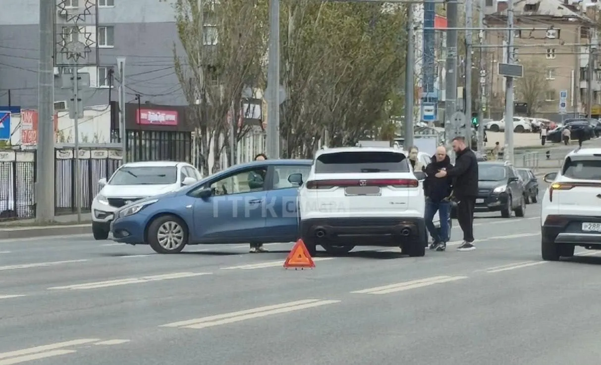 На пересечении с улицей Потапова Changan врезался в Kia Ceed и задел белый кроссовер. Частично перекрыты полосы движения, обстоятельства выясняются.
