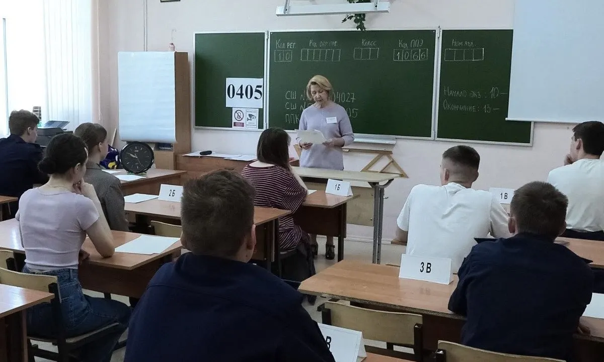 В методических рекомендациях Рособрнадзора прописано, что организаторы и охрана не вправе прикасаться к участникам экзаменов и их вещам; при срабатывании металлоискателя просят добровольно сдать предмет.