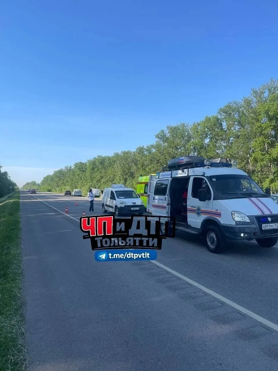 Автомобиль остановился посреди проезжей части; причины смерти мужчины выясняют.
