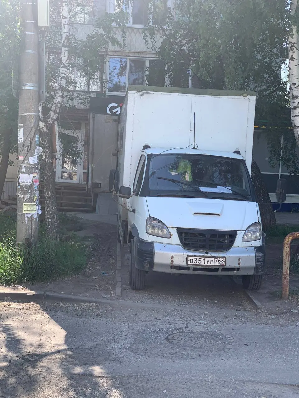 Жители сообщают, что у дома на Нововокзальной, 195 магазин принимает товар прямо на тротуаре, из‑за чего пешеходам, в том числе пенсионерам и родителям с колясками, приходится обходить препятствие.