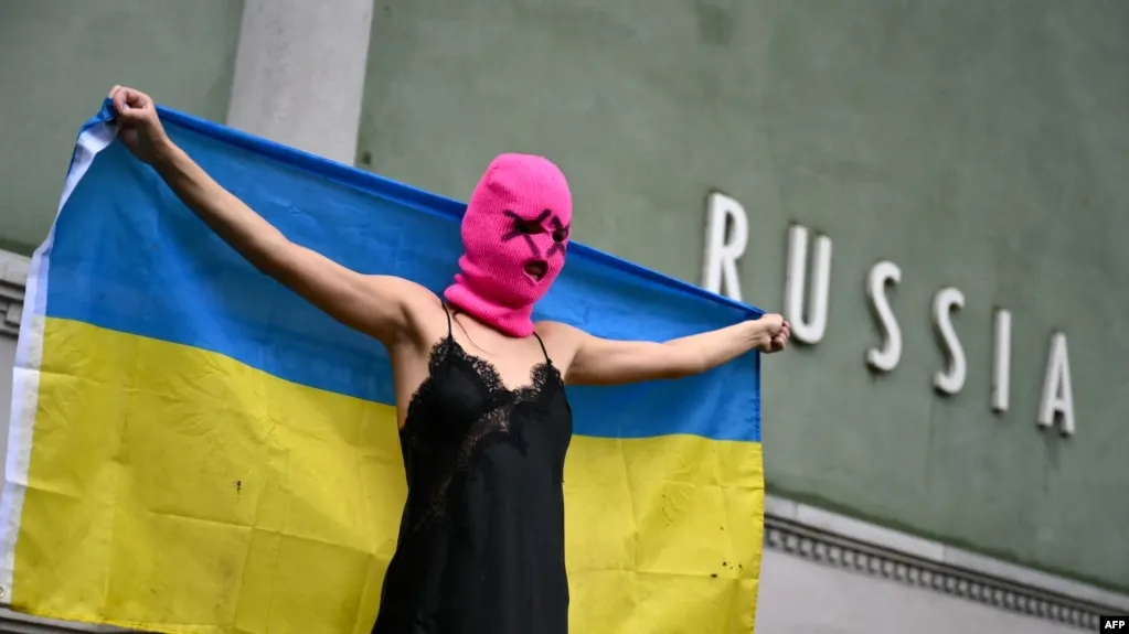 Росфинмониторинг обновил список, в который включена панк-группа Pussy Riot. Ранее группу признали экстремистской, против её участниц возбуждены уголовные дела и вынесены заочные приговоры по обвинениям, связанным с критикой власти и антивоенными акциями.