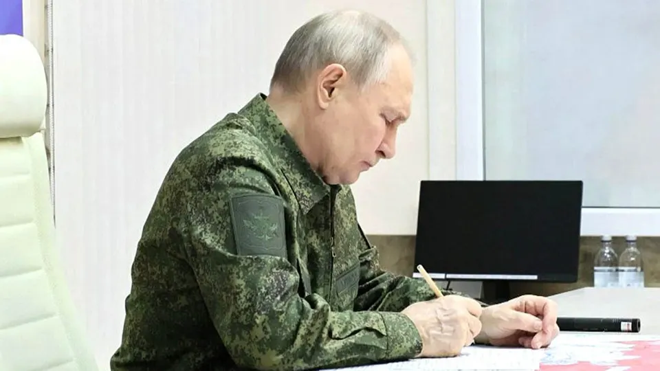 Европейские чиновники фиксируют изменение оценок — из-за военных неудач в Украине, ударов дронов и экономического давления Кремль может рассматривать операции против стран Балтии в ближайшие месяцы. Для таких действий уже принято соответствующее законодательное покрытие.