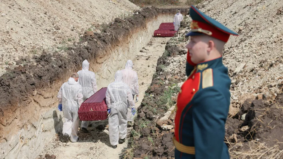 Анализ поимённых списков, реестров наследственных дел и судебной статистики даёт минимальную документально обоснованную оценку — около 352 тыс. погибших с начала полномасштабной войны до конца 2025 года.