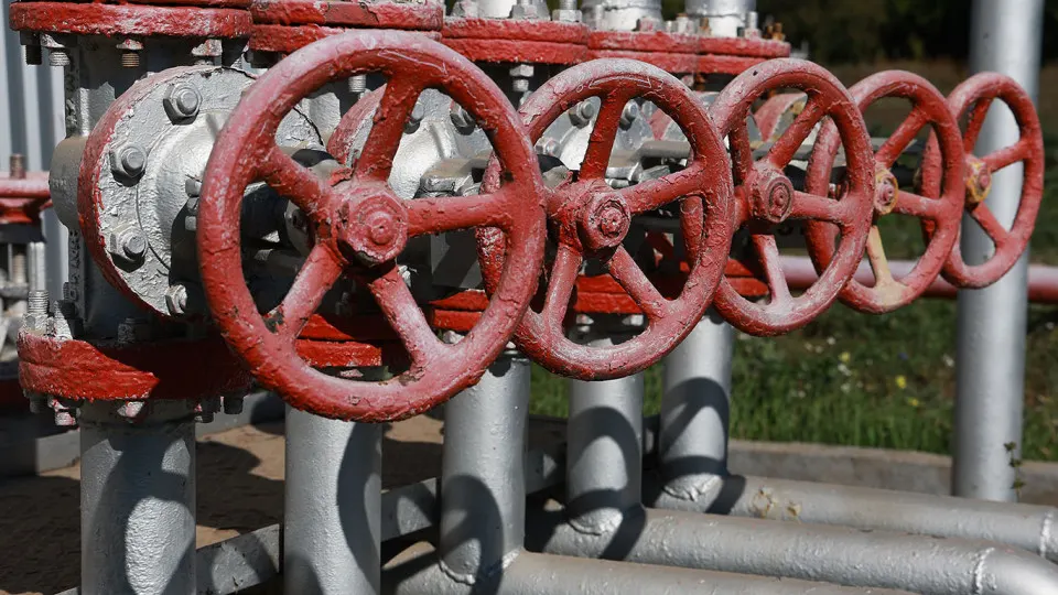 Международное энергетическое агентство фиксирует снижение добычи нефти в апреле до 8,83 млн баррелей в сутки. В падении виновны ударные повреждения экспортной инфраструктуры и НПЗ, что уже отражается на экспорте нефтепродуктов и доходах бюджета.
