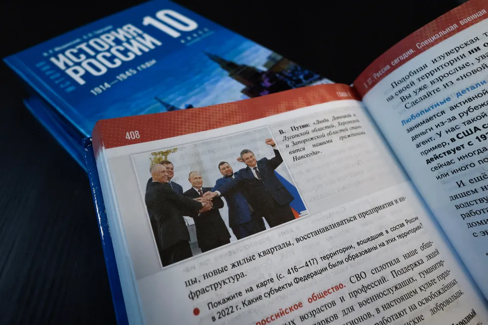 Учебники по истории для средней школы, утверждённые в 2025 году, содержат системные искажения: важные факты опускают, спорные события смягчают, а современные политические инициативы вплетают в рассказ о далёком прошлом. Это превращает историю в инструмент воспитания лояльности.