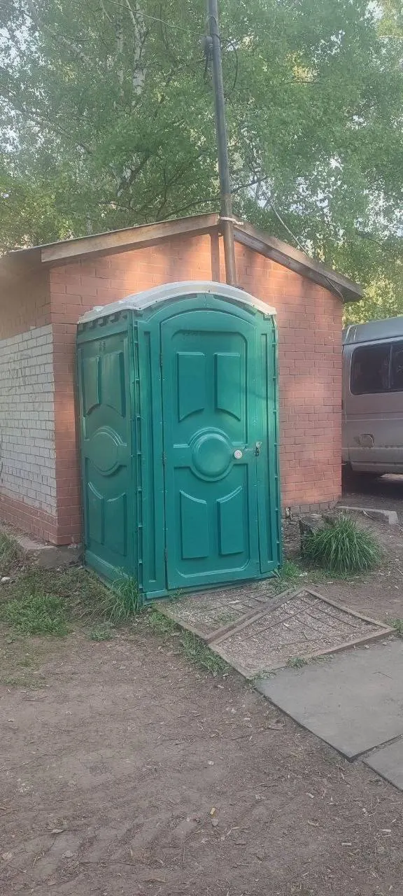 Посетители жалуются на нехватку санузлов в большом парке: доступна одна кабинка без замка, которую, судя по состоянию, убирают крайне редко. Люди просят установить дополнительные современные санитарные модули.