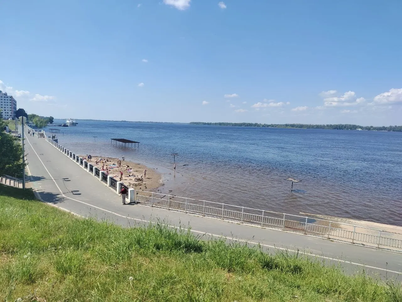 Теплая погода в Самаре — воздух прогрелся до +26°C, многие жители проводят день на пляже.