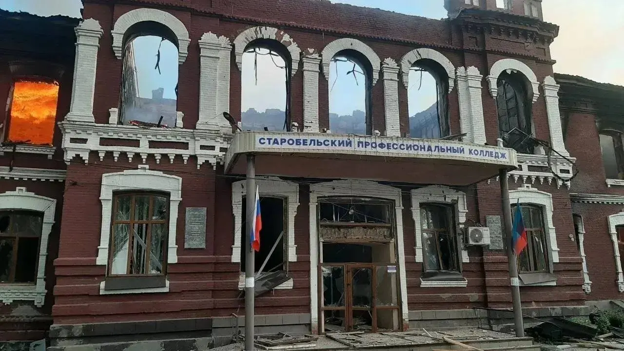 Ночной удар по общежитию профессионального колледжа в Старобельске привёл к гибели шести человек, 15 числятся пропавшими без вести, 39 получили ранения — большинство из них несовершеннолетние. Спасатели продолжают поиски под завалами.