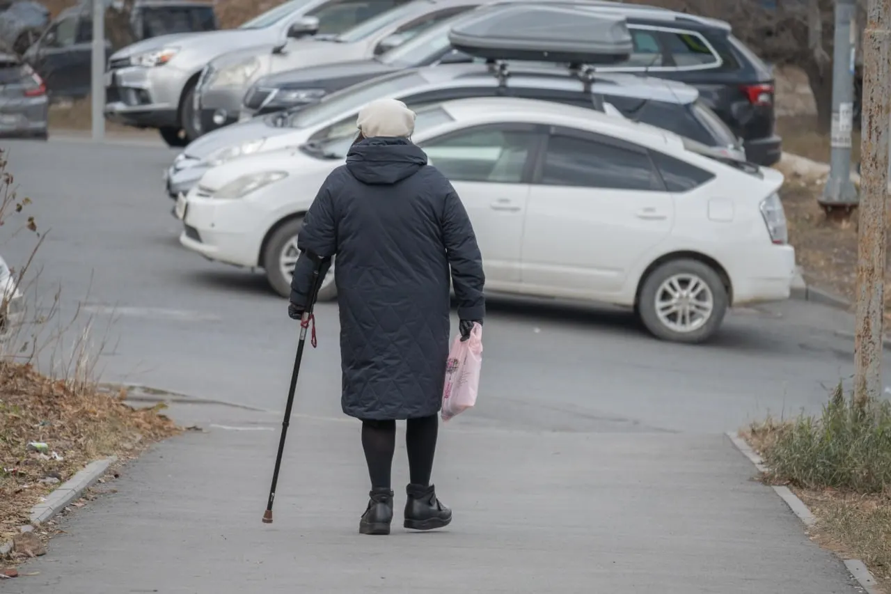 Она ушла гулять, потеряла ориентировку в темноте и связалась с мужем; полиция нашла женщину с травмами и переохлаждением, угроза жизни отсутствует.