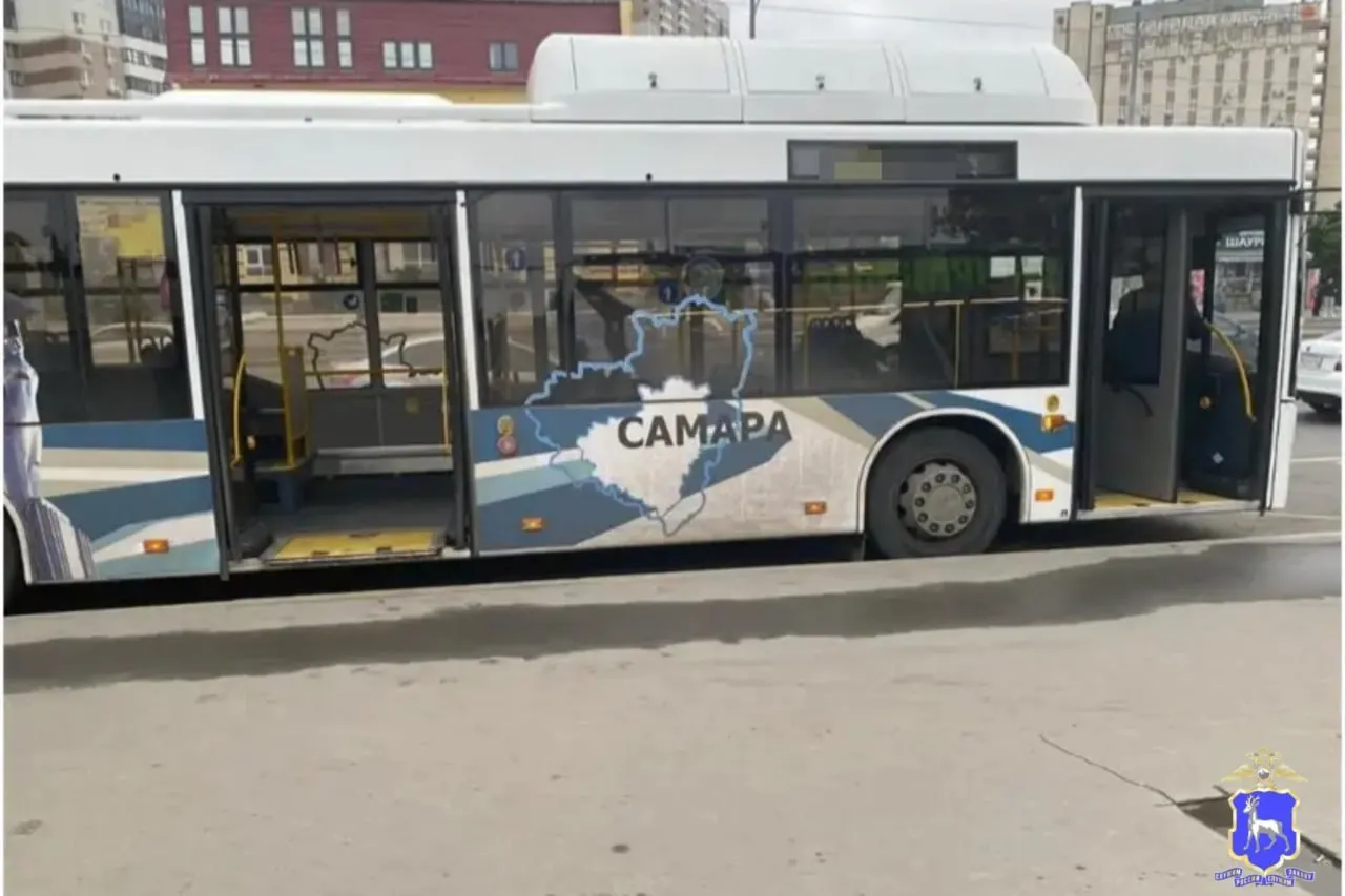В Промышленном и Октябрьском районах Самары зарегистрировали два происшествия с участием автобусов: в одном случае водитель сбил пешехода на нерегулируемом переходе, в другом — пассажирка выпала из салона. Обоим пострадавшим назначено амбулаторное лечение.