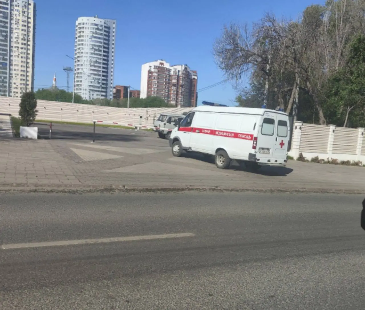 Утром 18 мая автомобиль скорой выехал на проспект Масленникова, объехал пробку по левой и встречной полосам и припарковался у кафе. В машине не было бригады, местные просят Минздрав провести разъяснительную работу с водителями.