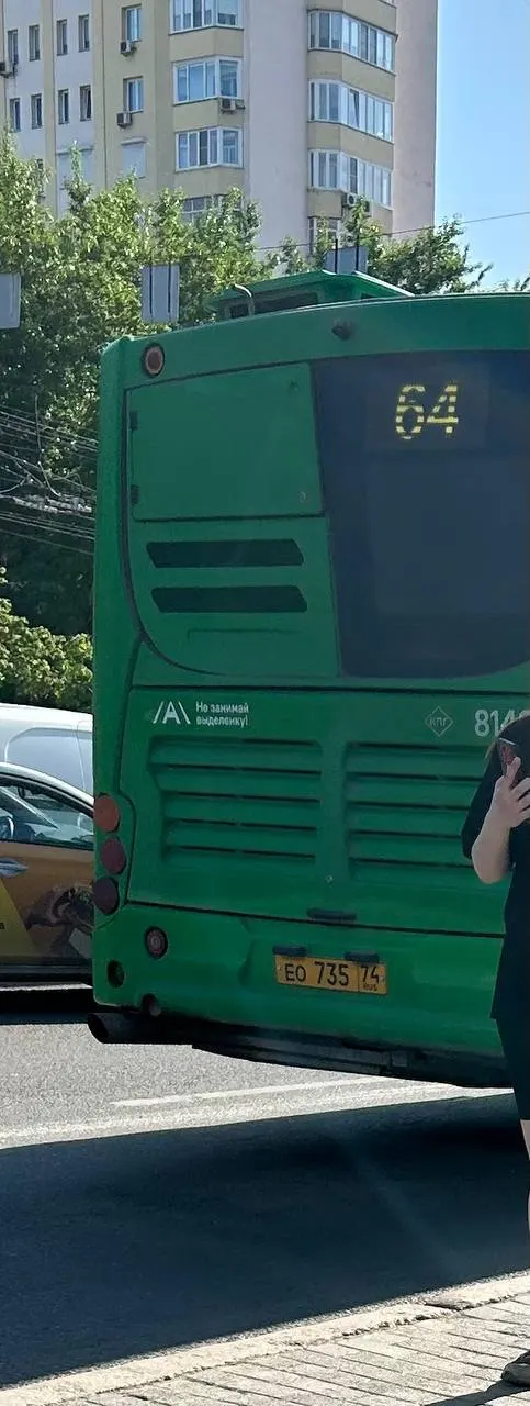 Пассажиры переполненного автобуса №64 сообщили, что кондиционер не включают; кондуктор ответил, что «нет смысла».
