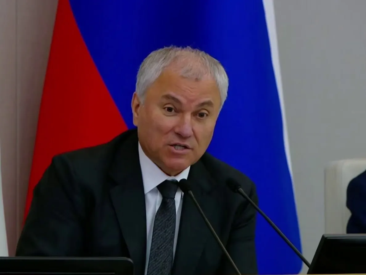 Депутаты приняли законопроект, официально добавляющий в перечень профилактических мероприятий противодействие искажению исторической правды и предупреждение уклонения от защиты Отечества. В документе связывают эти меры с охраной традиционных ценностей и национальной безопасности.