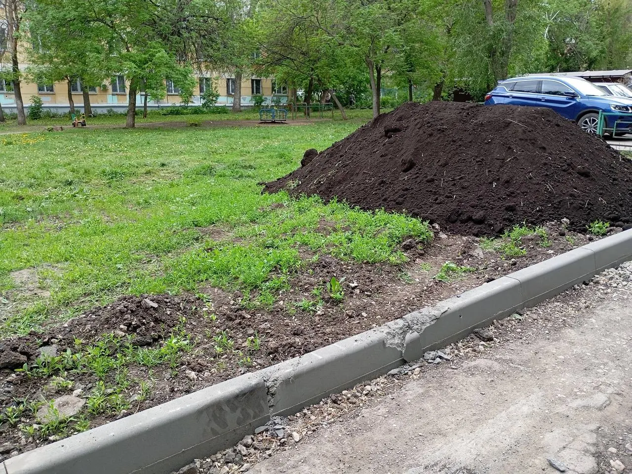 После ремонта ввода в дом на Средне‑Садовой, 12 при восстановительных работах грузовик раздавил недавно установленные бордюры. Жильцы просят вернуть ограждения на место и наказать водителя.