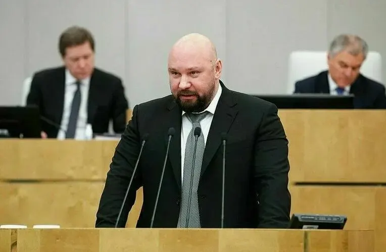 Кошелев объявил о выходе из ЛДПР и подал заявку на предварительное голосование «Единой России» в Самарской области, намереваясь сначала избраться в региональное заксобрание, а затем претендовать на место в Совете Федерации.