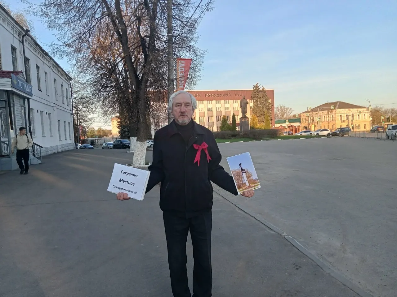 Суд в Александрове признал Юрия Саенко виновным в проведении публичного мероприятия без уведомления после одиночного пикета 1 мая; административное наказание пока не раскрыто.