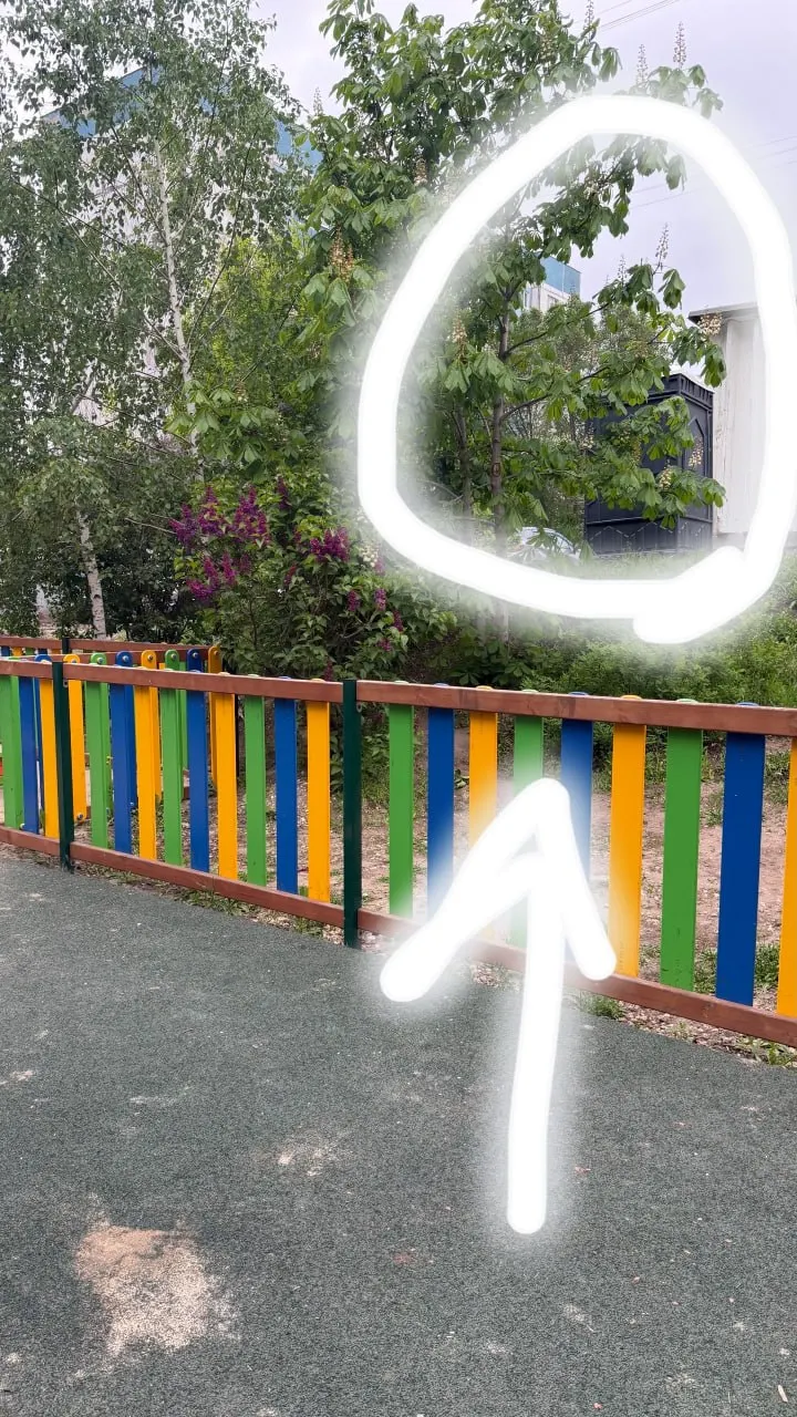 Жители дома на улице Тухачевского жалуются, что переносной туалет для ремонтников лифта установлен близко к детской площадке: дети видят оголённые части тела рабочих, а от запаха невозможно гулять.
