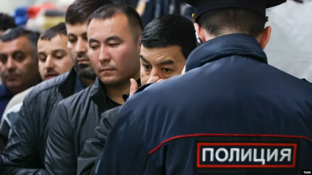 Проект расширяет перечень административных проступков, при которых мигрантов могут выдворять из России; число таких статей увеличится до 58. Решения о выдворении будет принимать должностное лицо, а также вводятся новые ограничения для детей мигрантов.
