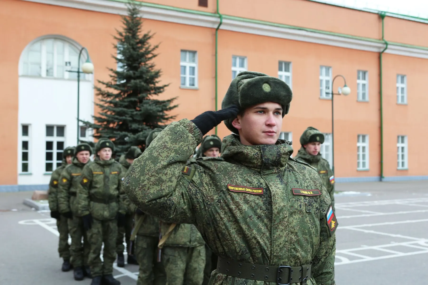 Генпрокуратура подготовила проект приказа, который расширяет надзор за воинским учётом: проверками охватят органы власти, работодателей, учебные заведения, МВД и ФСИН. Эксперты предупреждают об усилении давления на полицию и о риске превращения надзора в инструмент мобилизационной администрации.